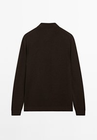 Dunkelbrauner Langarmpullover mit einem Stehkragen, von hinten auf einem schlichten weißen Hintergrund dargestellt.