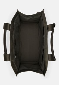 Avoin olkalaukku tummanvihreästä kankaasta, jossa on kaksi tukevaa kahvaa, tilava sisäosa ja vetoketjullinen tasku toisella puolella.