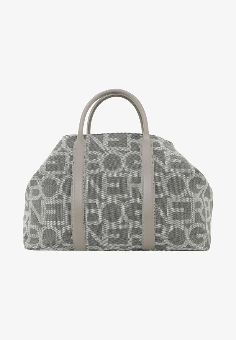 Grau gewebte Reisetasche mit einem wiederholten Logomuster, ausgestattet mit glatten, beigen Ledergriffen und Akzenten. Weiche Textur und strukturierte Form.