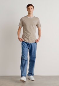 Barbour AUSTWICK  - Basic póló - concrete