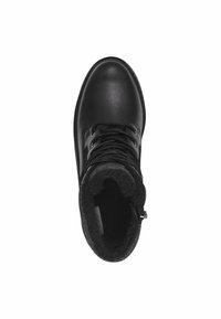 Bota de cuero negra con un forro texturizado en gris, puntera redonda y cordones. Cuenta con una cremallera lateral y un talón reforzado para mayor estabilidad.