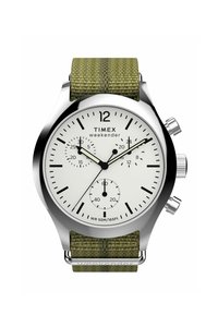 El reloj Timex Weekender cuenta con una caja de acero inoxidable, una esfera blanca, una correa de tela verde y tres subesferas de cronógrafo. Resistente al agua hasta 50 metros.
