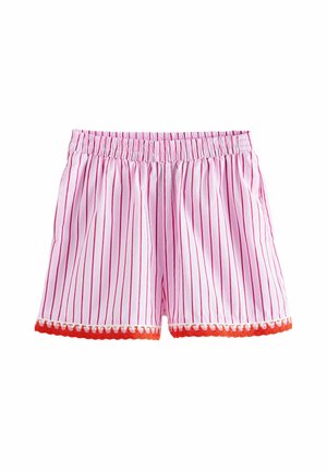 Rosa-weiß gestreifte Shorts mit elastischem Bund und orangefarbenem, gewellten Saum auf weißem Hintergrund.