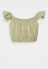 Svetle zelená zkrácená blůza bez ramínek s volány na rukávech a nařaseným elastickým výstřihem a lemem na bílém pozadí.