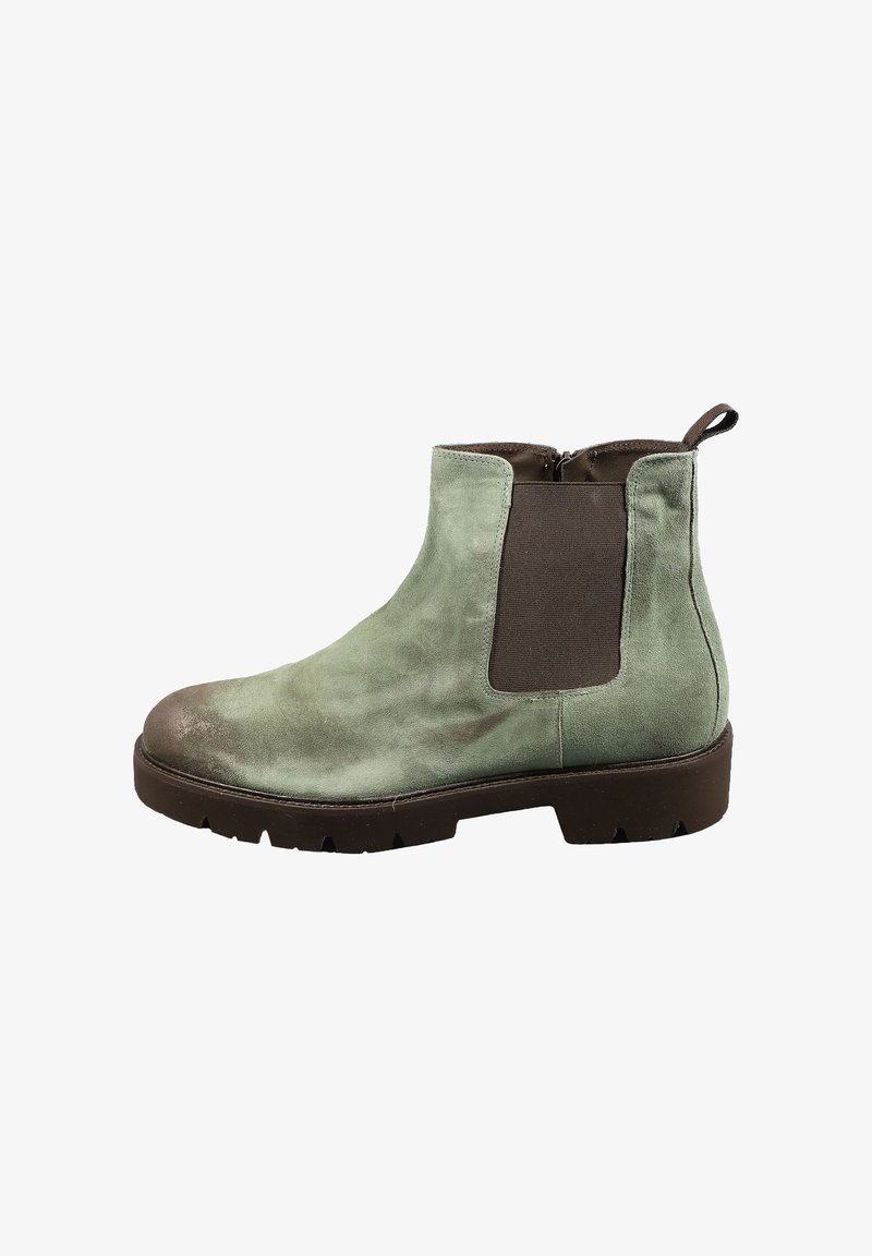 Stivaletto alla caviglia in pelle scamosciata verde con pannelli laterali elasticizzati marroni, punta rotonda e suola in gomma testurizzata. Include un anello posteriore per facilitare la calzata.
