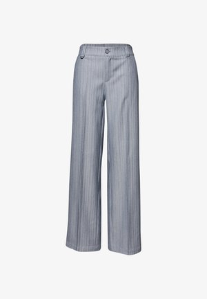 Světlé šedé široké kalhoty s proužky, s knoflíkovým zapínáním a poutky na pásek, zobrazené na bílém pozadí.