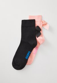 Calzini di cotone neri e rosa, con la parola "HAPPY" in blu e rosa, rispettivamente. Il calzino rosa ha un accento a fiocco nero.