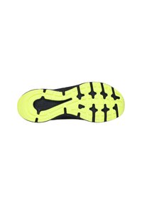 Suola nera di una scarpa sportiva con evidenti battistrada in gomma gialla. Presenta scanalature e disegni per la trazione; design leggero.