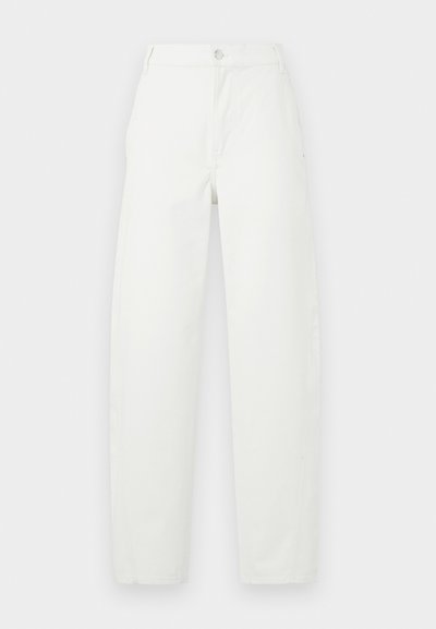 Biele vysoké nohavice s rovným strihom, predným gombíkom, zipsom, pútkami na opasok a bočnými vreckami na jednoduchom pozadí.