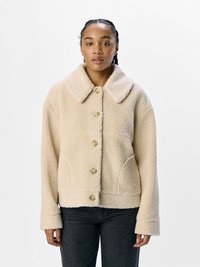Beige fleecejakke med bred krave, frontknaplukning og sidelommer. Har et struktureret, blødt materiale og en let cropped pasform.