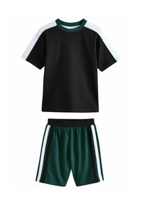 Zwart T-shirt met korte mouwen met witte en groene accenten, gecombineerd met groene shorts met witte zijstrepen en een zwarte elastische tailleband.