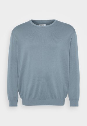 Pulover bleu deschis din material tricotat, având un decolteu rotund și manșete și tiv cu nervuri. Design simplu, cu o textură moale.