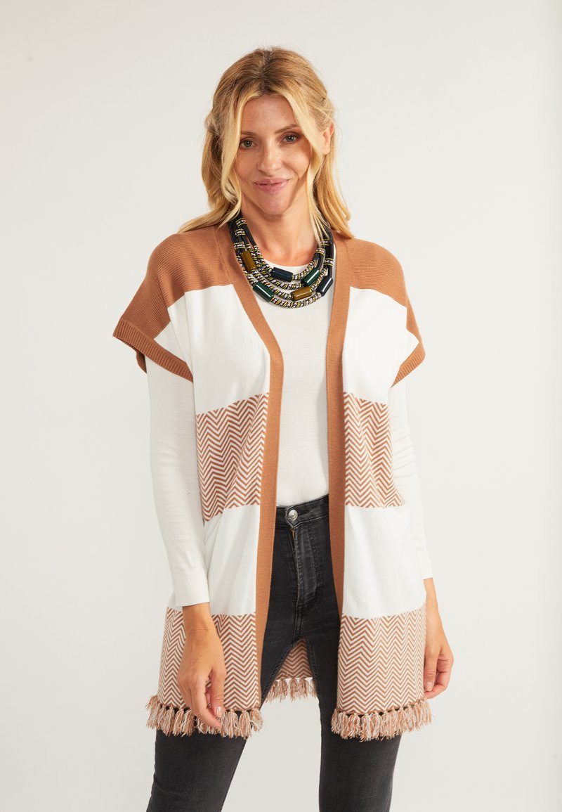 Pletený cardigan s hnědým a bílým barevným blokem a vzorem herringbone. Rozšířené rukávy a detail s třásněmi na spodním lemu.