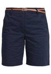 Námořnické modré šité šortky s úzkým hnědým páskem, které mají poutka na pásek a přední zip.
