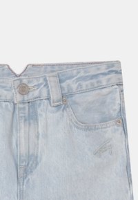 Tommy Hilfiger GIRLFRIEND SLIT BLEACH - Džíny Relaxed Fit - bleachrigid