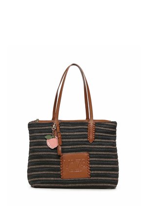 Borsa tote a righe nere e marroni con manici in pelle marrone, una toppa in pelle cucita con scritto "N° 73 VENEZIA" e un ciondolo a forma di pesca rosa appeso al manico.