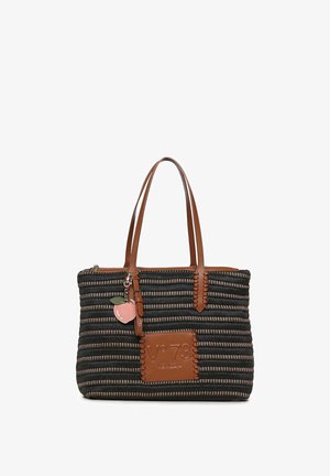 Borsa tote a righe nere e marroni con manici in pelle marrone, una toppa in pelle cucita con scritto "N° 73 VENEZIA" e un ciondolo a forma di pesca rosa appeso al manico.