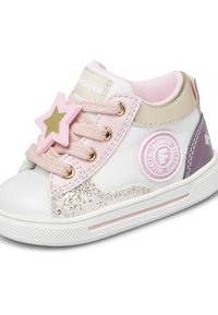 Scarpa da ginnastica bianca e rosa per bambino con accenti beige, dettagli glitter, ciondolo a forma di stella sui lacci rosa e logo rotondo del marchio sul lato.