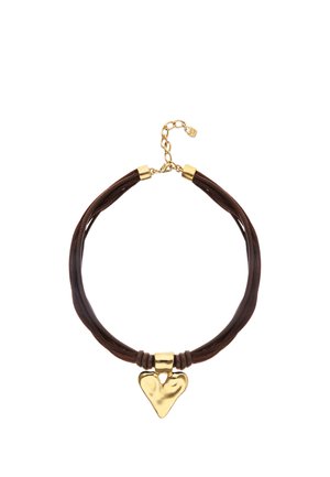 Collier en cuir marron multi-brins avec fermoir doré et pendentif en forme de cœur doré irrégulier au centre.