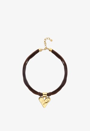 Collier en cuir marron multi-brins avec fermoir doré et pendentif en forme de cœur doré irrégulier au centre.
