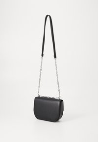 Schwarze Leder-Umhängetasche mit silberner Kettenakzentuierung und verstellbarem Riemen, mit abgerundeter rechteckiger Form und glatter Textur.