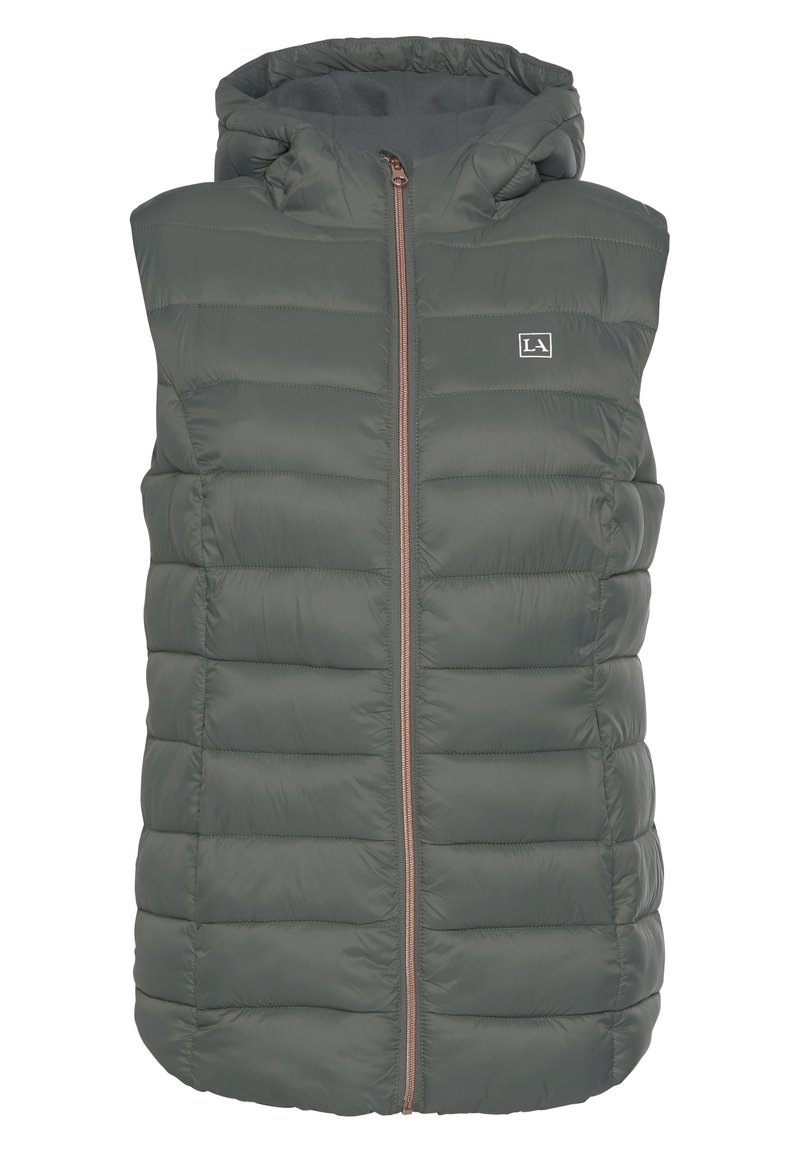 Dunkelgrüne Steppweste mit Kapuze, frontalem Reißverschluss und genähten Paneelen. Bemerkenswerte Akzente sind ein kleines Logo und ein bronzefarbener Reißverschluss.