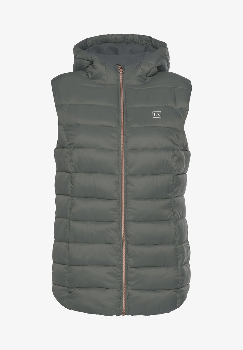 Dunkelgrüne Steppweste mit Kapuze, frontalem Reißverschluss und genähten Paneelen. Bemerkenswerte Akzente sind ein kleines Logo und ein bronzefarbener Reißverschluss.