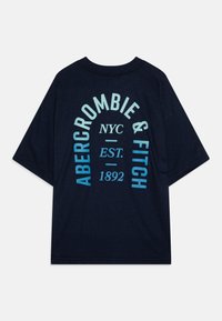 Marineblå bomulds t-shirt med korte ærmer, der har "ABERCROMBIE & FITCH NYC EST. 1892" i lys blå trykt tekst over ryggen.