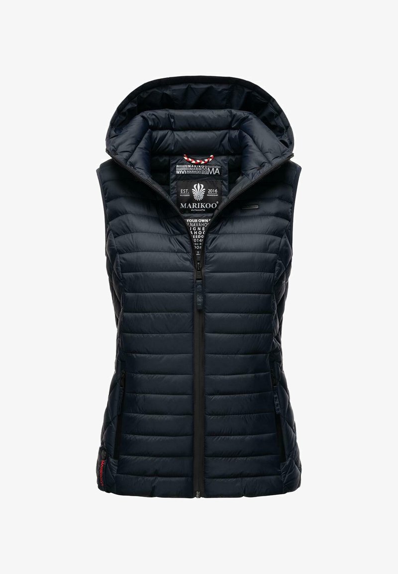 Gilet imbottito blu navy con cappuccio, caratterizzato da una texture trapuntata, una chiusura lampo completa e due tasche laterali. Etichetta interna visibile.