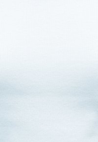 Lichtblauwe geribbelde stof, met een gladde textuur en verticale strepen, geschikt voor een nauwsluitend kledingstuk. Geen zichtbare patronen of hardware details.