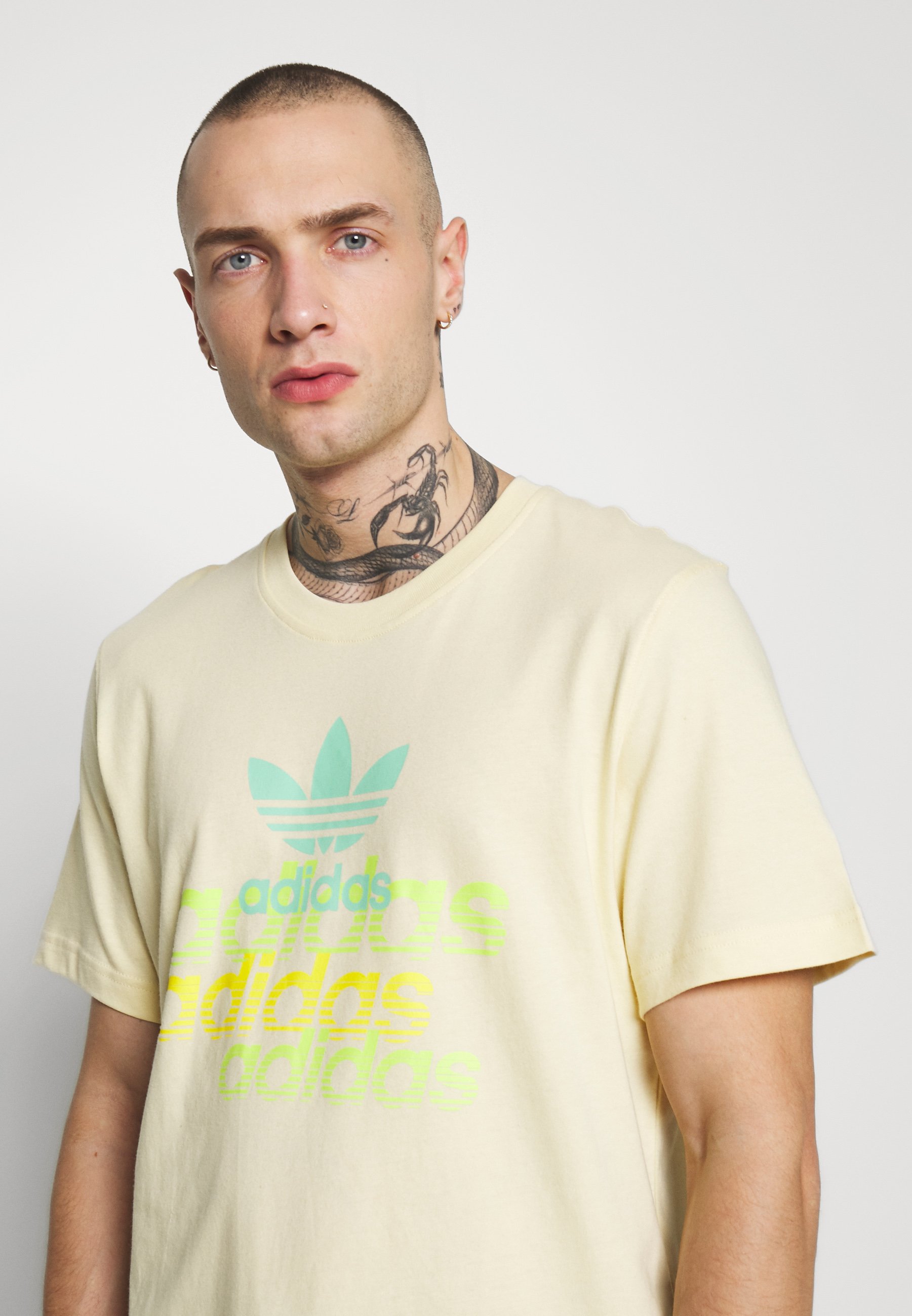 adidas Originals SHATTERED LOGO SHORT SLEEVE GRAPHIC TEE T adidas Originals ARGYLE TEE SHORT SLEEVE GRAPHIC TEE T