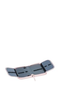 Portafoglio rosa con chiusura a zip, dotato di un interno blu, molteplici scomparti per carte e bande elastiche per l'organizzazione.