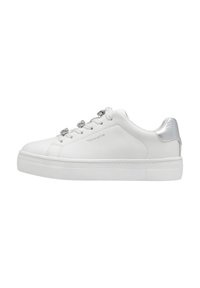 Sneakers bianchi in pelle con suola testurizzata e accenti metallici argento sul tallone. Presentano tre decorativi gioielli per lacci.