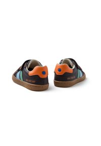 Baskets avec un dessus en cuir marron, des bandes bleues et vertes, des accents oranges et des fermetures à velcro. Le texte sur le côté indique "BONNE JOURNÉE !"