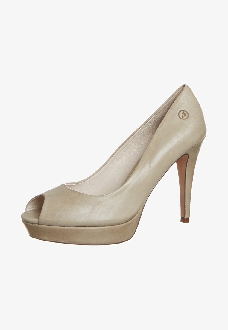 Chaussure pour femme à talon haut en cuir beige avec bout ouvert, semelle plateforme et petit logo circulaire près du talon.