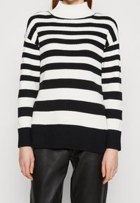 Marks & Spencer Trui - black