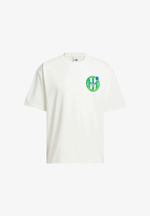 Weißes Baumwoll-T-Shirt mit Rundhalsausschnitt, kurzen Ärmeln und einem grünen sowie blauen runden Logo, das einen Basketball und das Markenzeichen auf der Brust zeigt.
