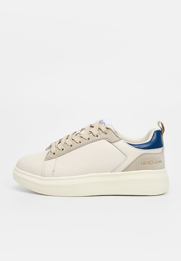Sneaker sintetiche beige con accenti blu e grigi, punta rotonda, suola piatta e lacci. Logo sul tallone. Texture liscia e design casual.
