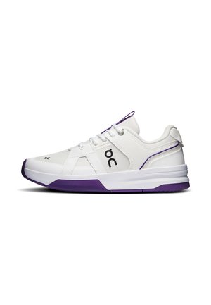 Hvid atletisk sneaker med lilla sål og accenter, meshpaneler, snørebåndsdesign og sort "on" logo på siden.