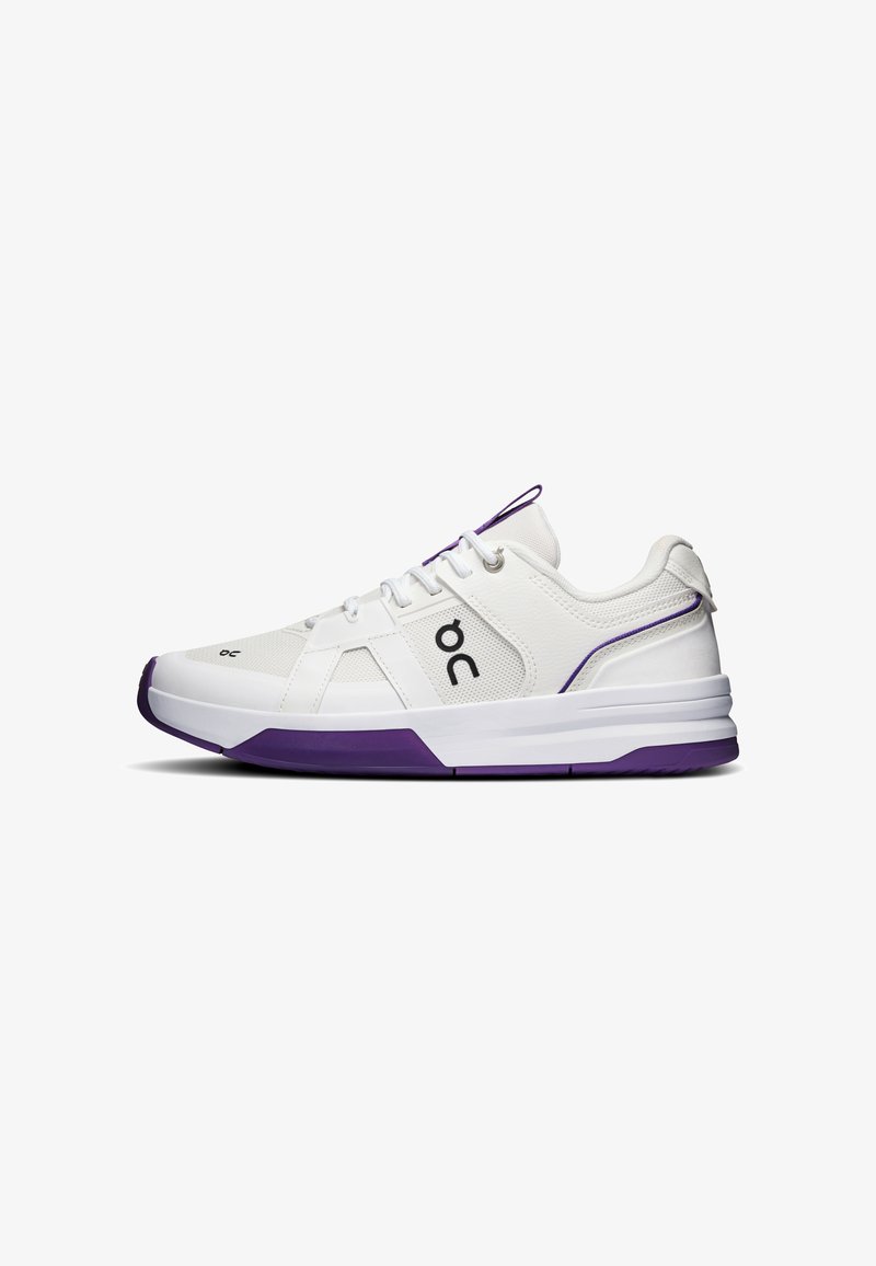 Basket de sport blanche avec semelle violette et accents, panneaux en mesh, design à lacets et logo noir "on" sur le côté.
