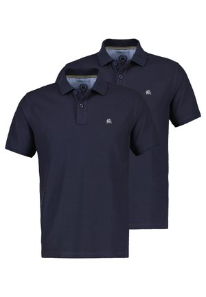 To mørkeblå poloshirts med korte ærmer og knappede kraver, små broderede logoer på venstre bryst, vist forfra og bagfra.