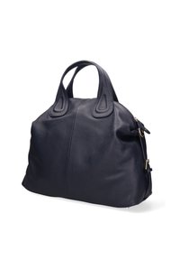 Grande borsa in pelle blu navy con doppi manici e dettagli con fibbia laterale su sfondo bianco.
