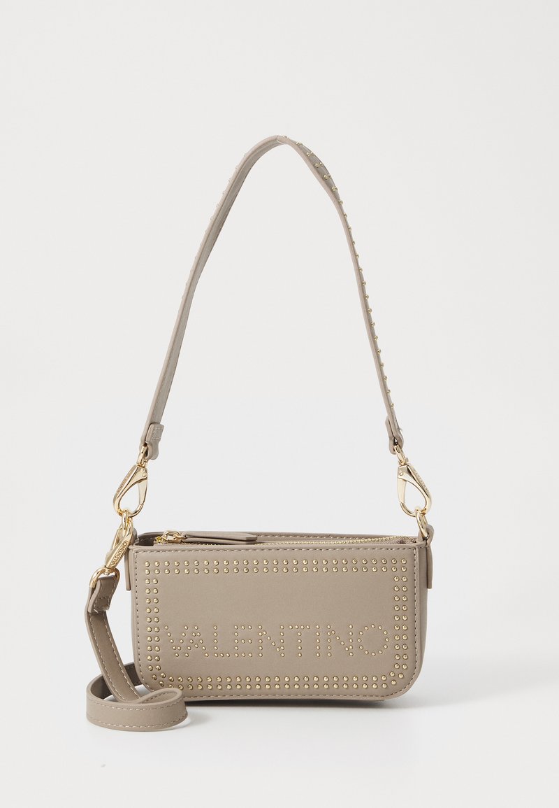 Hnedá kožená crossbody taška so zlatými nitmi, zipsom a nastaviteľným popruhom. Na prednej strane je vyrazené označenie "VALENTINO".