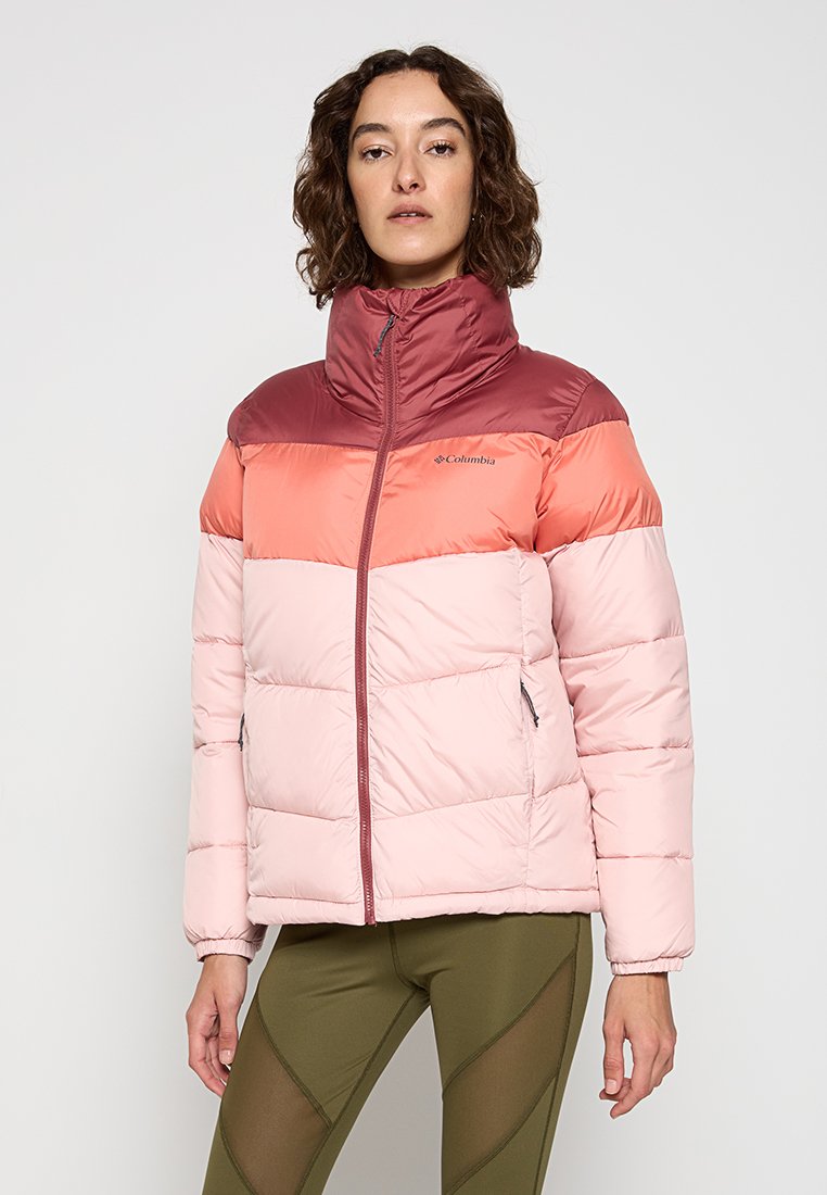 Puchowa kurtka z wysokim kołnierzem, w kolorze blokowym w odcieniach różowym, koralowym i burgundowym. Posiada dwa zamki błyskawiczne po bokach oraz logo marki na klatce piersiowej.
