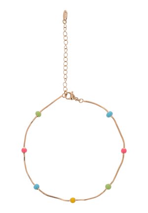 Kultainen nilkkakoru lukolla ja jatkopalalla, jossa on pieniä pyöreitä helmiä vihreänä, sinisenä, vaaleanpunaisena ja keltaisena tasaisesti sijoitettuna ympäri sitä.