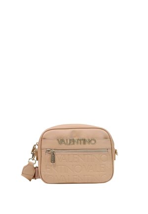 Sac bandoulière beige Valentino avec motif logo embossé, poche avant zippée et plaque logo dorée sur surface en cuir lisse.