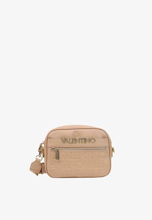 Beige Valentino crossbodytas met geperst logo patroon, voorvak met rits en goudkleurige logoplaat op een glad leren oppervlak.