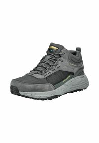 Sneakers impermeabili grigi con un mix di suede e rete, colletto imbottito, suola testurizzata e dettagli riflettenti in un design a profilo basso.