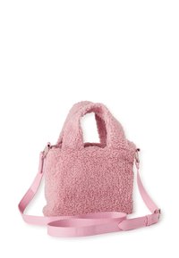 Růžová kabelka z texturovaného, měkkého materiálu s krátkými uchy a odnímatelným růžovým popruhem. Kompaktní tvar s měkkým povrchem.