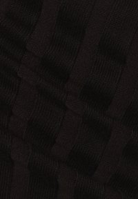 Schwarzer Strickstoff mit abwechselnd ribbed und glatten Abschnitten, die Texturvariationen und einen subtilen Glanz zeigen.